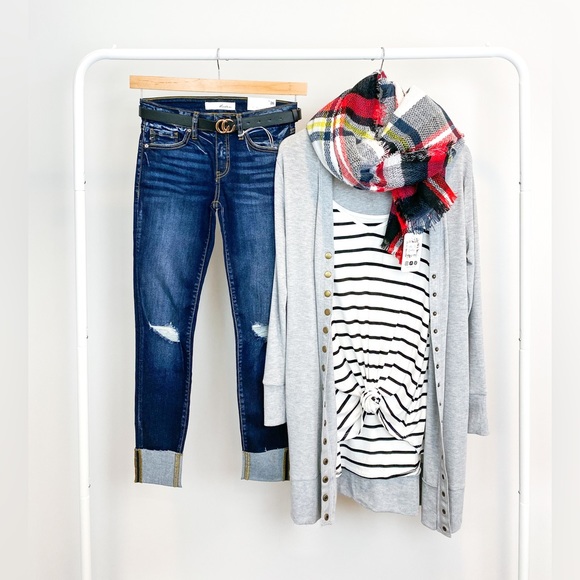 NWT KanCan Mid-Rise Distressed Skinny Jeans - Picture 4 of 16